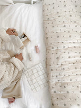 Carregar imagem no visualizador da galeria, Crib Blanket | Bluebell

