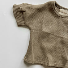 Laden Sie das Bild in den Galerie-Viewer, Waffle Knit Tee
