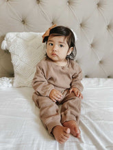 Laden Sie das Bild in den Galerie-Viewer, Cocoa Ribbed Pullover
